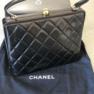 VTG CHANEL CLASSIC BLK LAMBSKIN GOLD CLSP HANDBAG